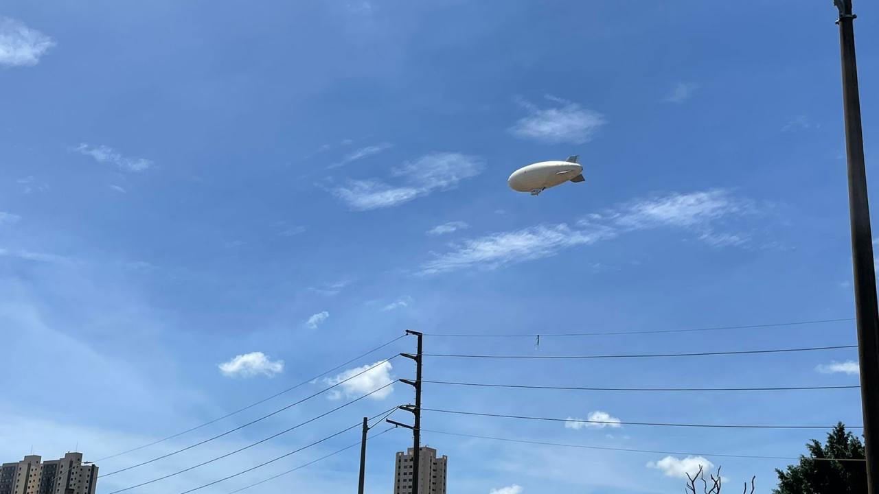 Foto 2 de 5 — Dirigível chama atenção no céu de Araraquara; veja fotos e vídeo